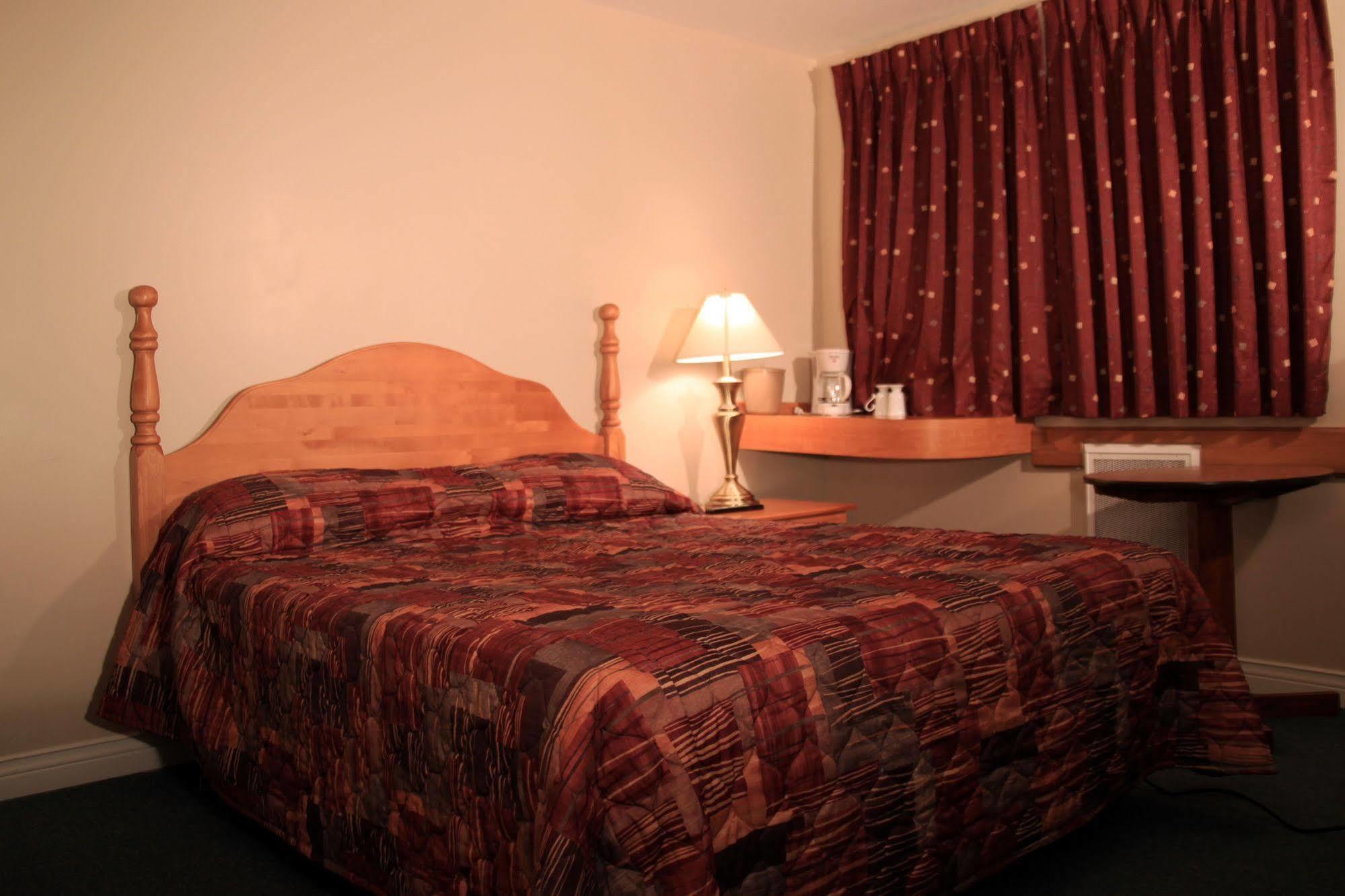 Alpine Motor Inn Alma Buitenkant foto